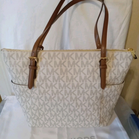 Michael Kors Jet Set MD Saffiano Leather Tote Handbag In VANILLA/LUGG - Picture 8 of 14